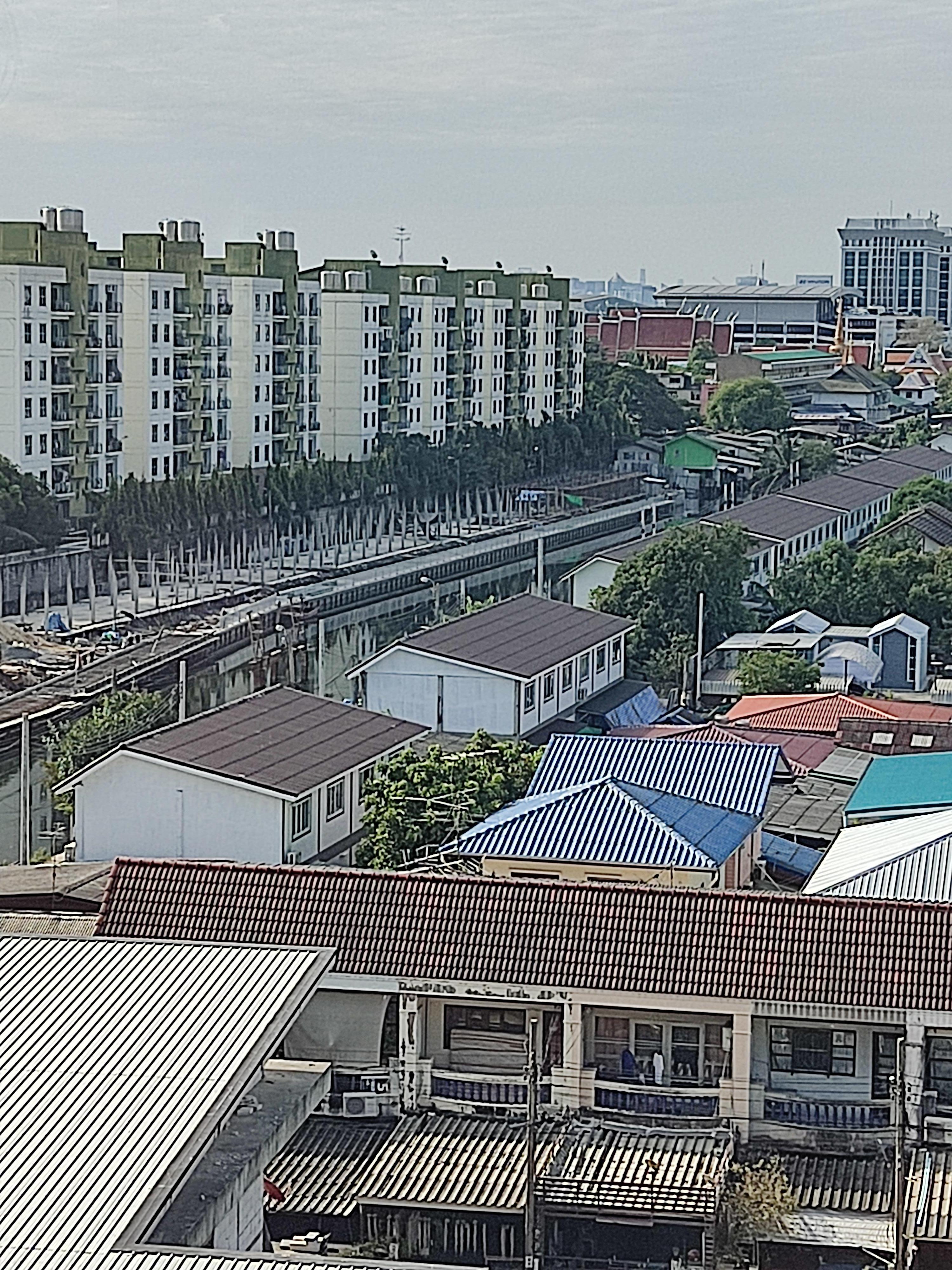 Aussicht vom 8Stock(Restaurant)
Auf Tempel und Station der Red Line von wo es nach BKK geht