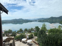 酒店正对着湖面,风景非常棒!
