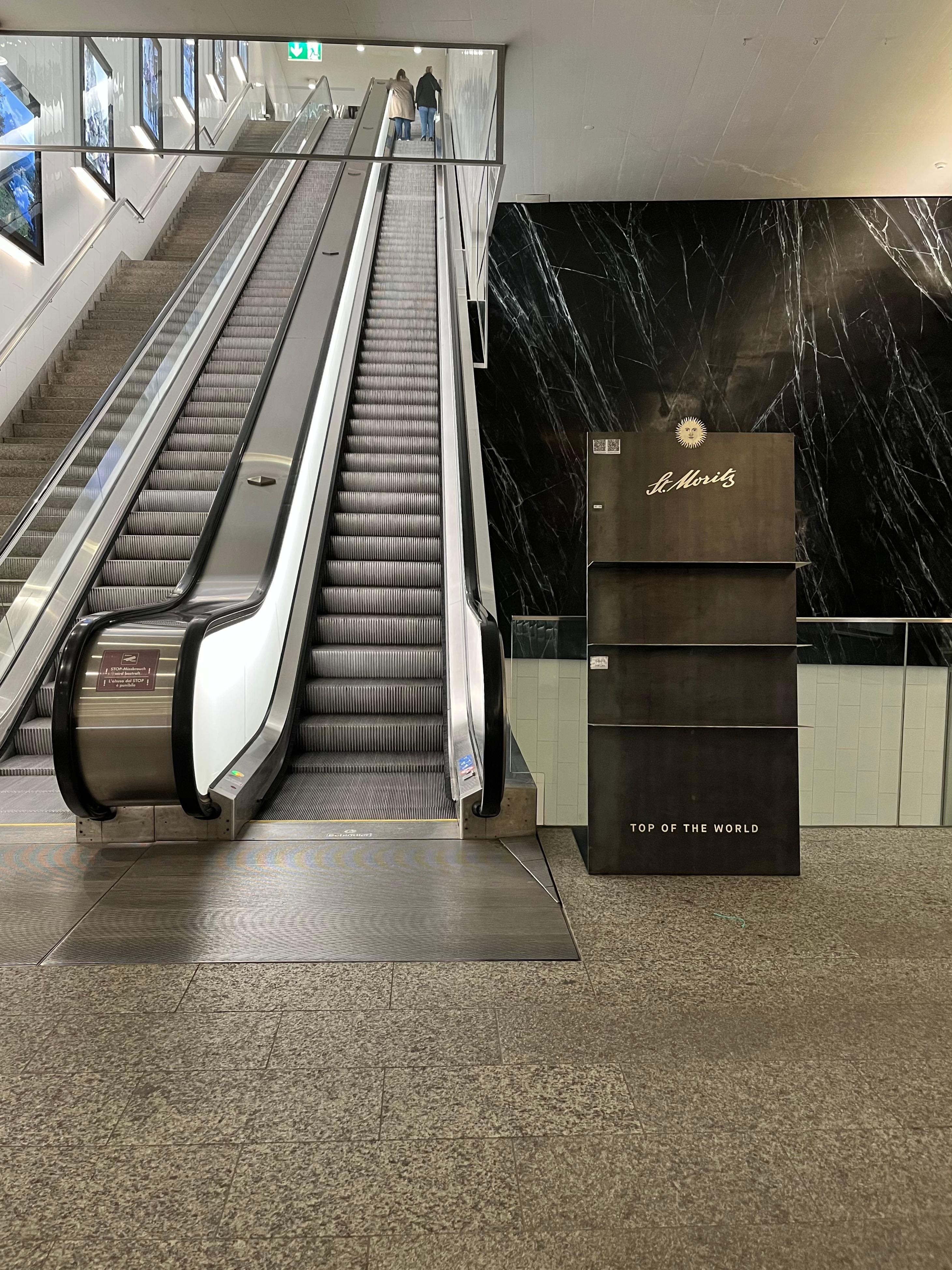 駅からの長いエスカレーター