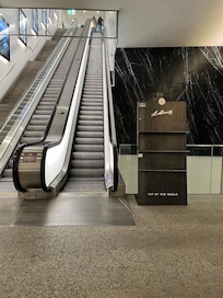 駅からの長いエスカレーター