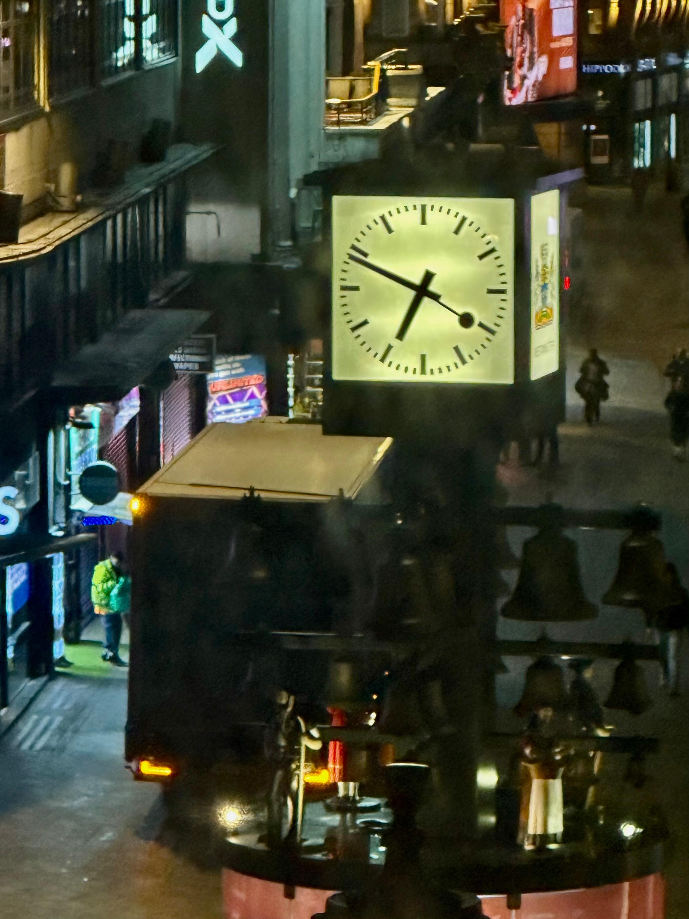 Difronte la stanza orologio Leicester square