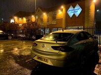 Hotellet från parkeringen en regnig kväll