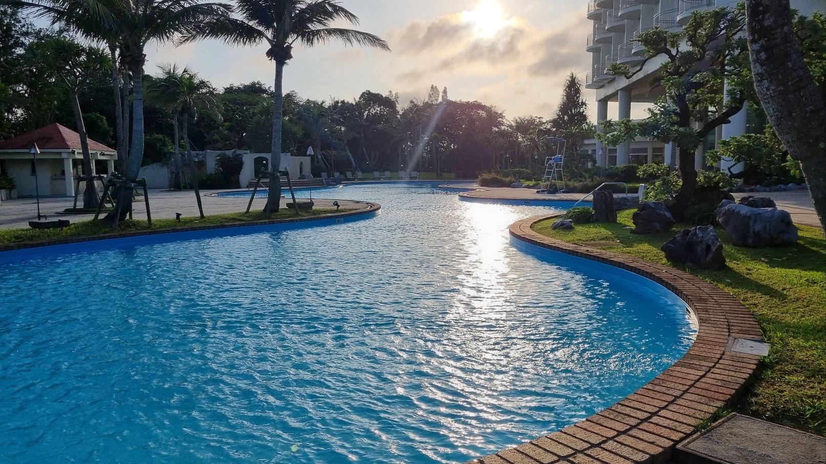 야외수영장1 (오전 8시부터 저녁 7시까지)