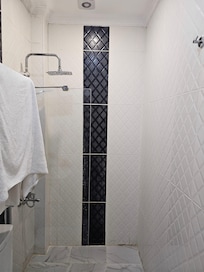 Duş kabinin kapısı bile yoktu
