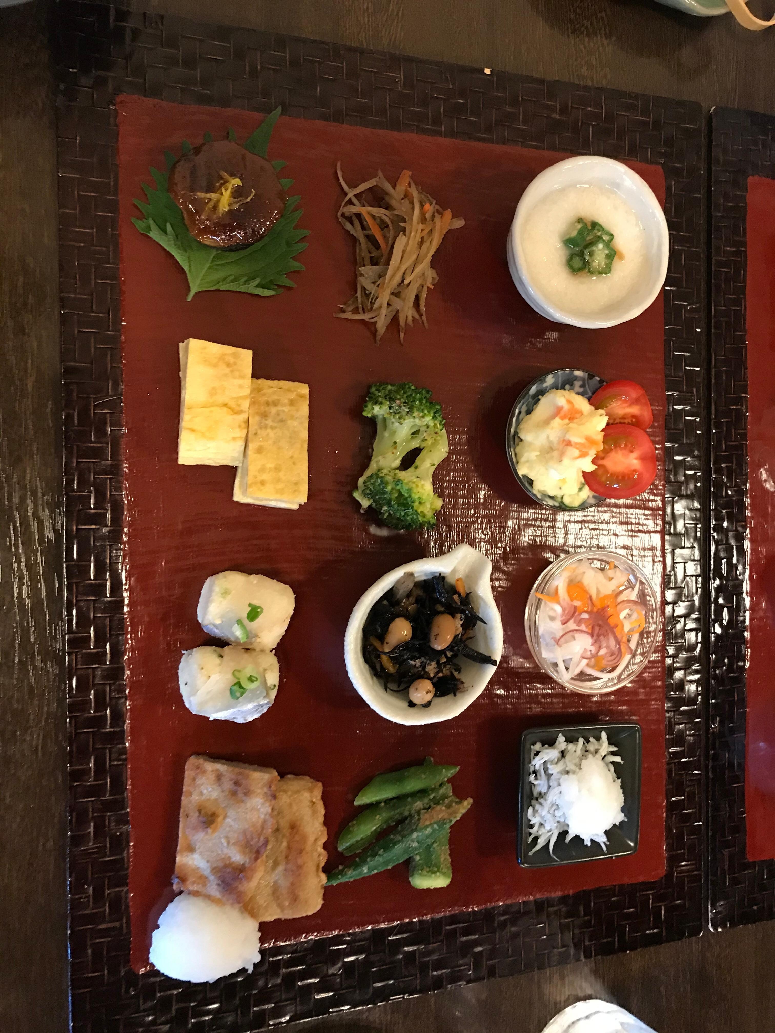 朝食は向かいのカフェでした。