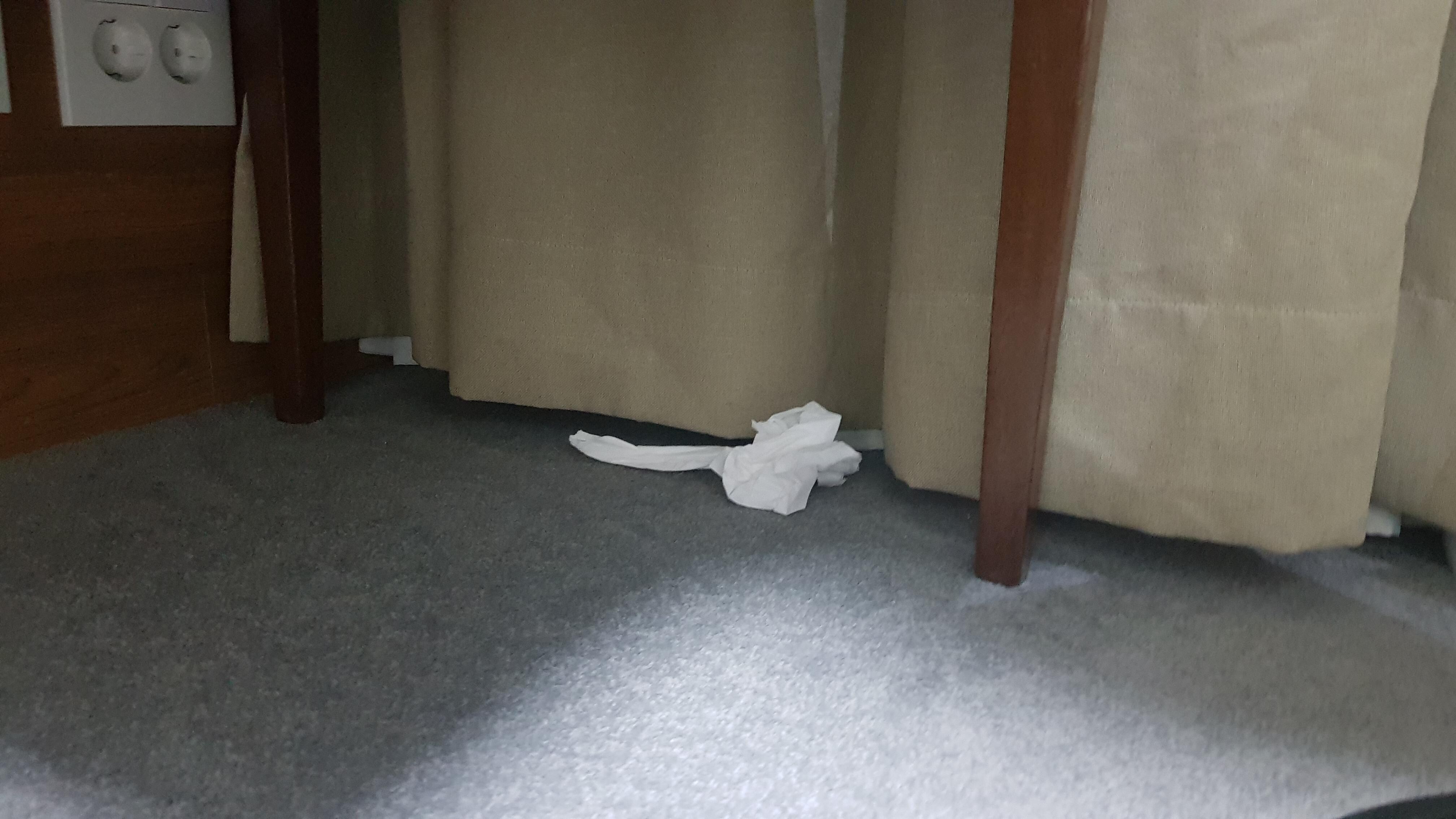 누군가 사용했던 휴지..
입실 후 바로 찍은 사진입니다.