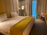 Kjempestor kingsize seng, med matchende kjempestor tv til. Og lang praktisk skrivebordsplate. Pluss veldig smart belysning.