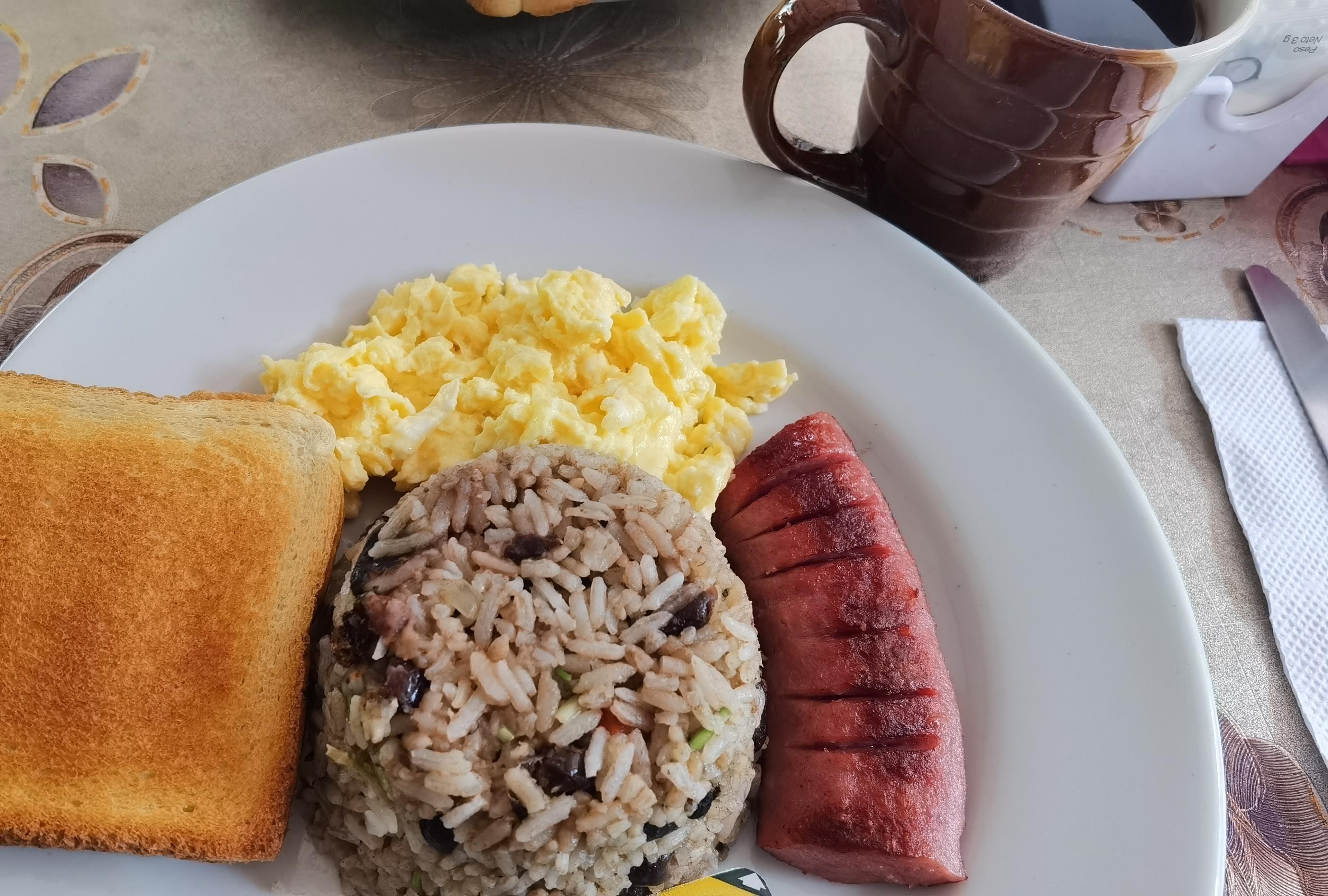 Todos los días sirvieron, gallo pinto, huevo revuelto, salchichón, una tostada, jugo hecho con pulpa y café recién hecho.