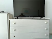 Fernseher ohne Fernbedienung und kaputte Komode