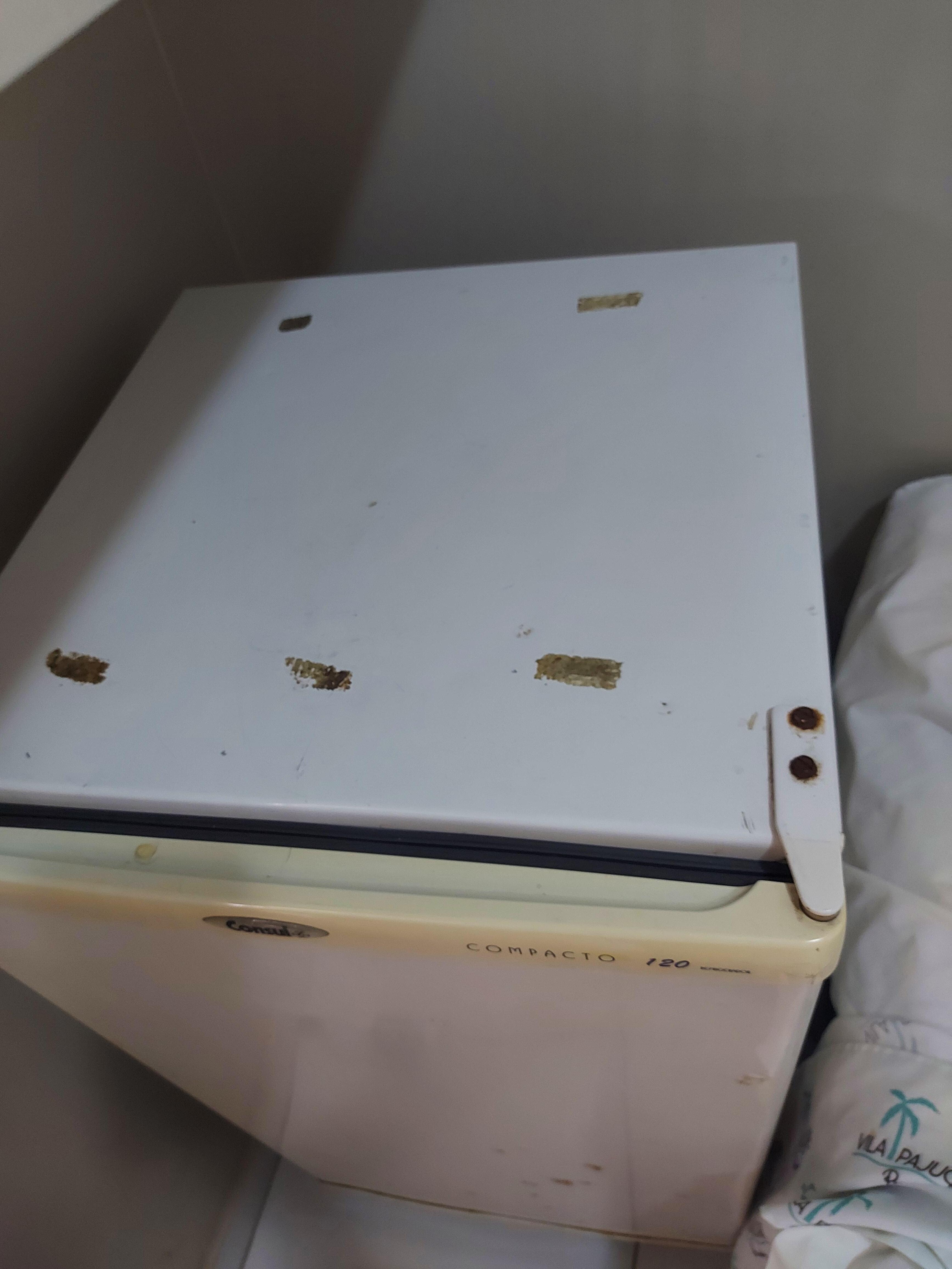 Frigobar velho, oxidado e dando choque.