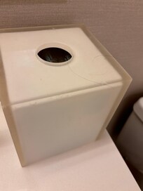 Ătui Ă mouchoirs vide au jour 2 et avec cheveux (indĂ©finiâŠ) et jamais nettoyĂ© ou rechargĂ©