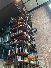 Bibliothèque géante dans le hall