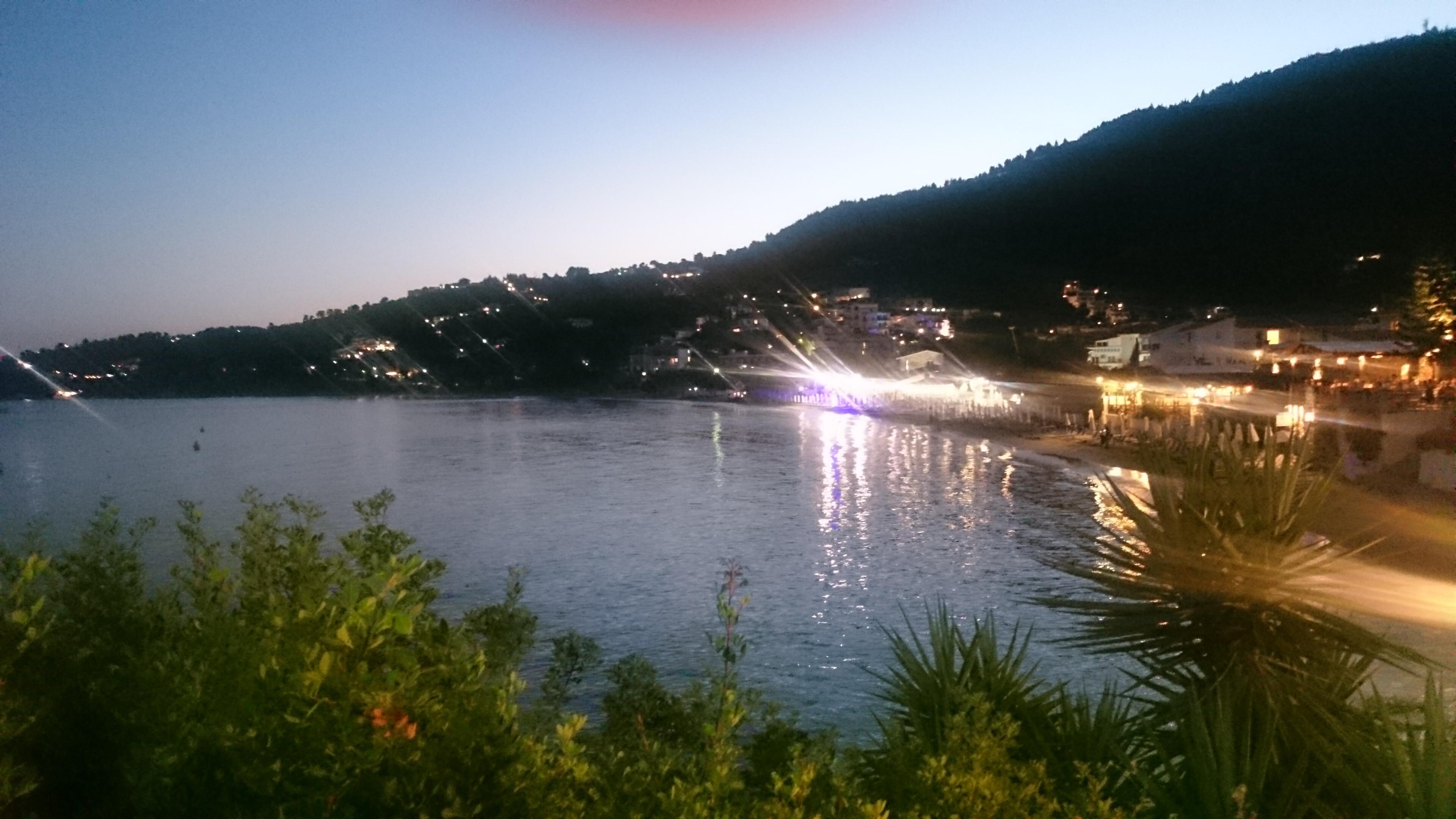 Blick auf unseren Strand bei Nacht