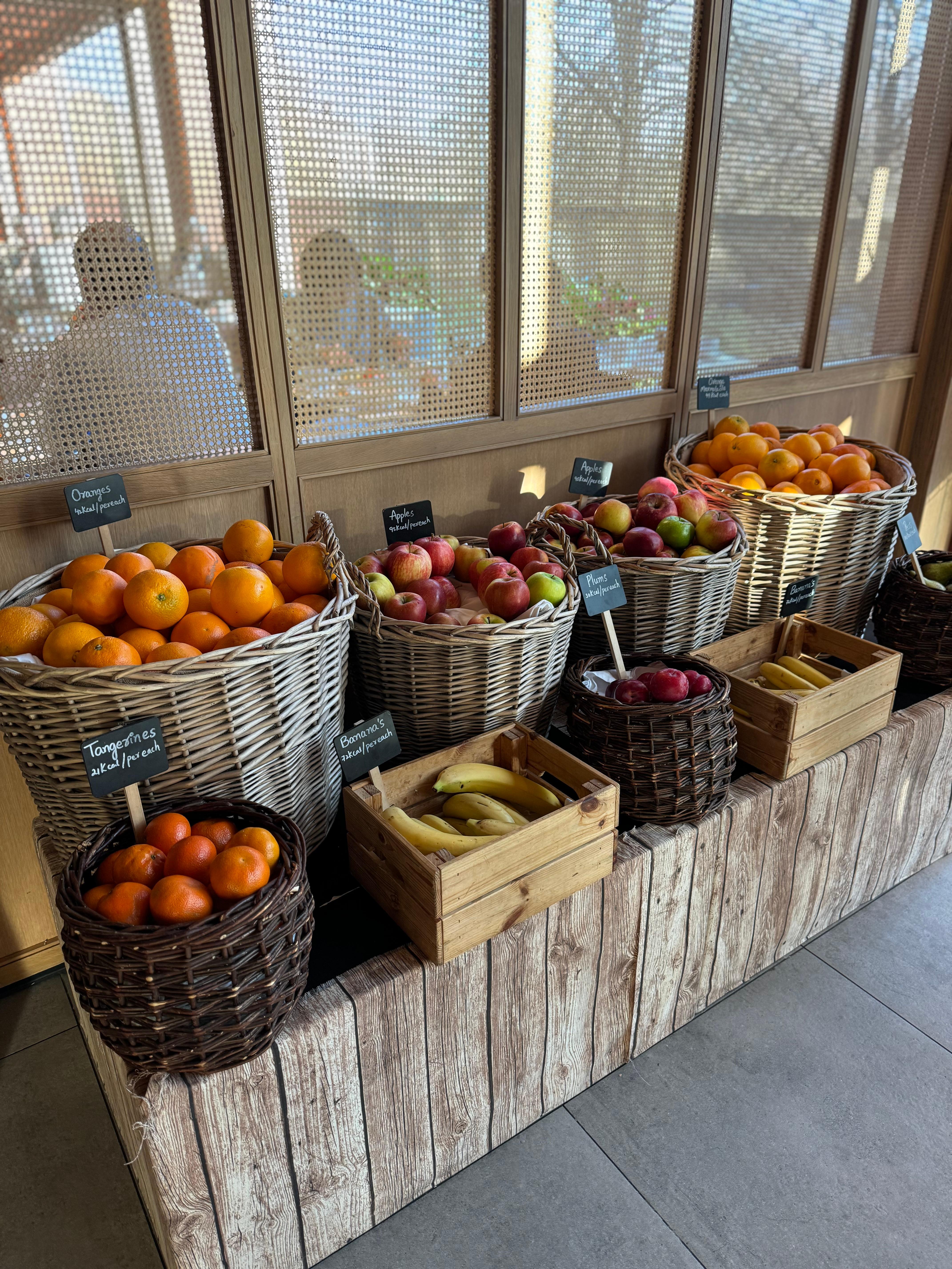 Hälsosam frukost med mycket frukt och grönt.