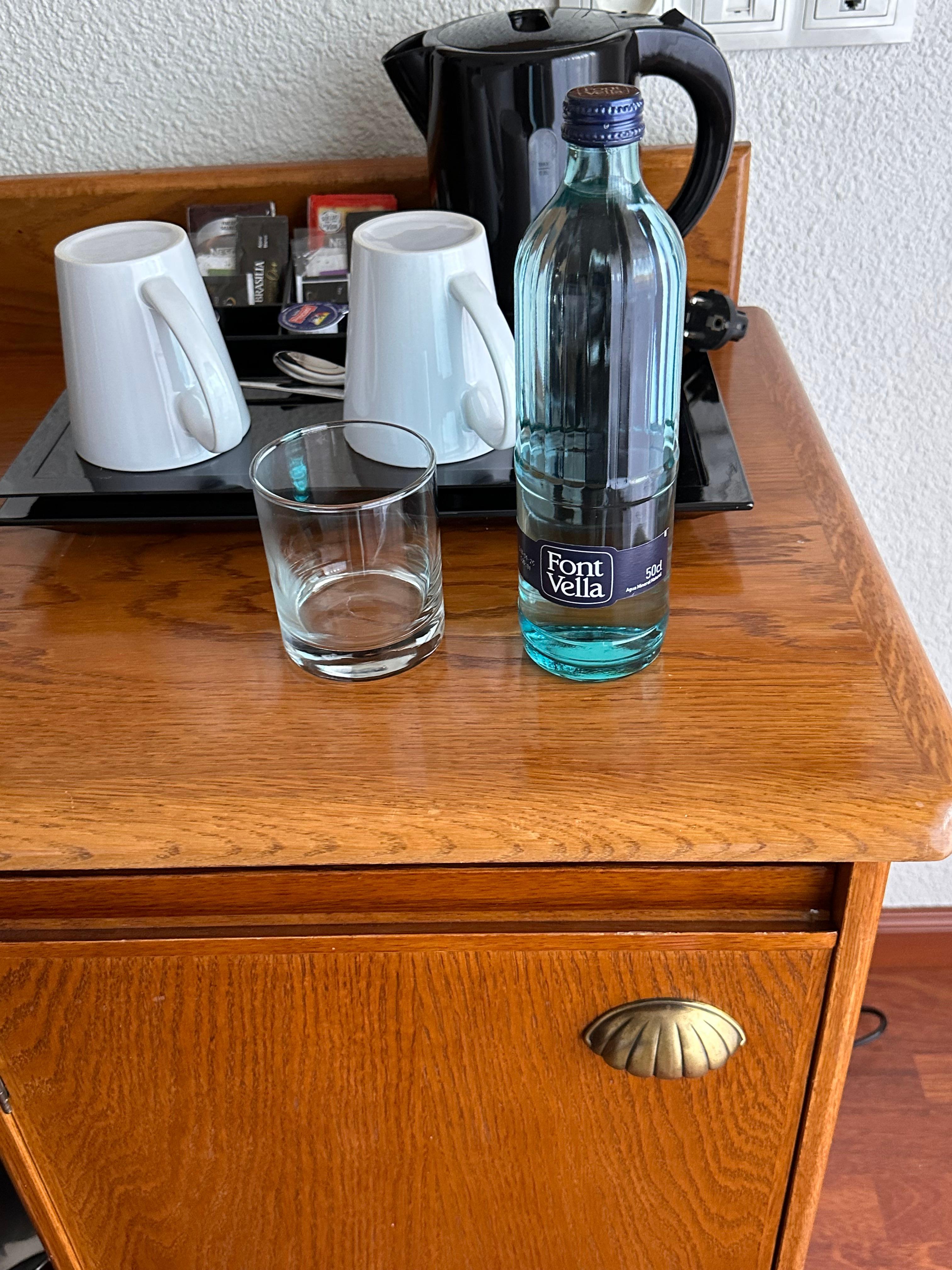 Nice tea & coffee service, great water