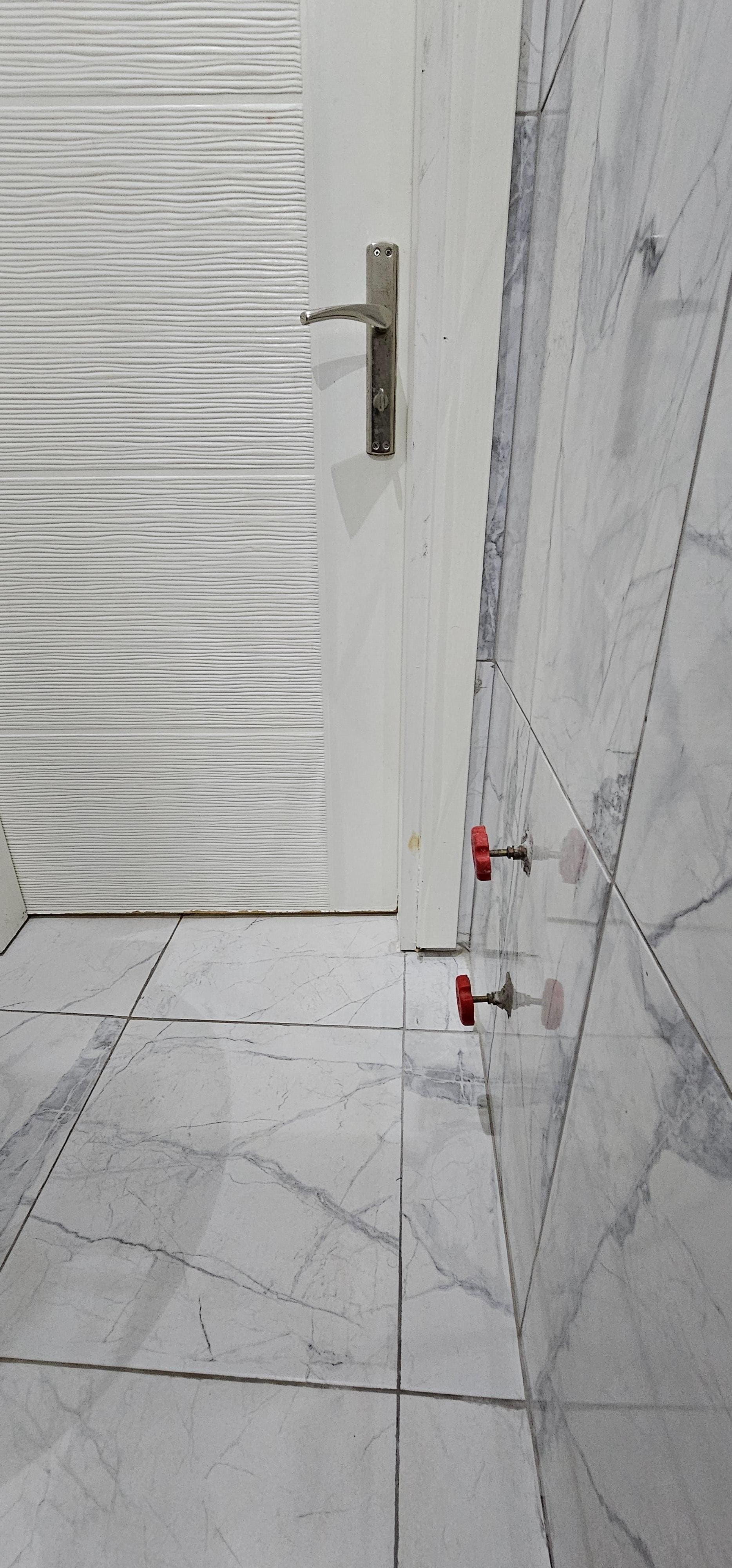 Sitenin standart oda resimleri ile kaldığınız odanın alakası yok. Oda 1 yildızlı otel odasından farksız