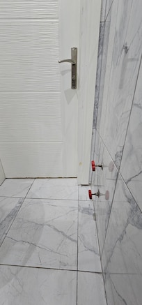 Sitenin standart oda resimleri ile kaldığınız odanın alakası yok. Oda 1 yildızlı otel odasından farksız