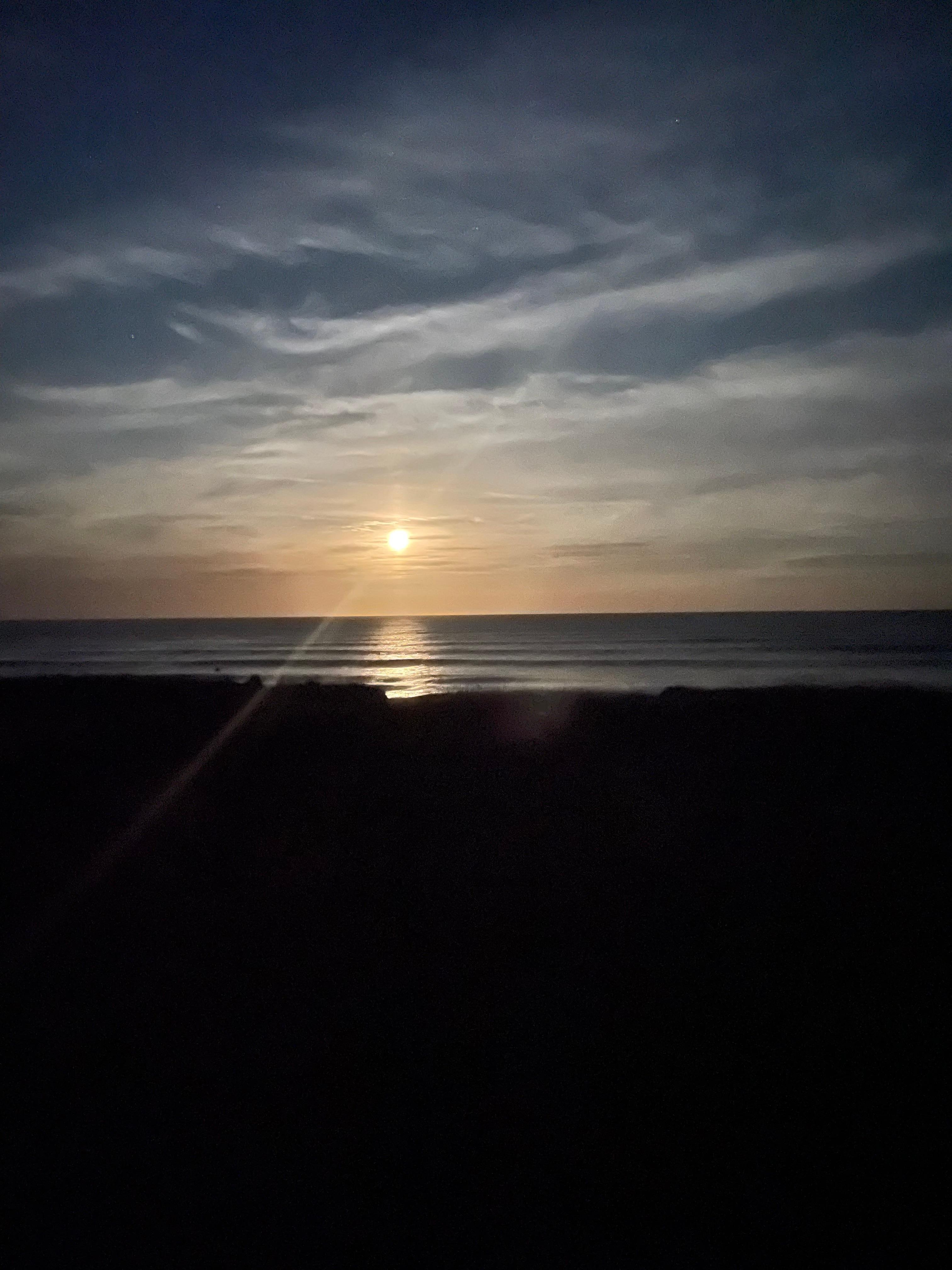 Un couché de la lune avant de partir 