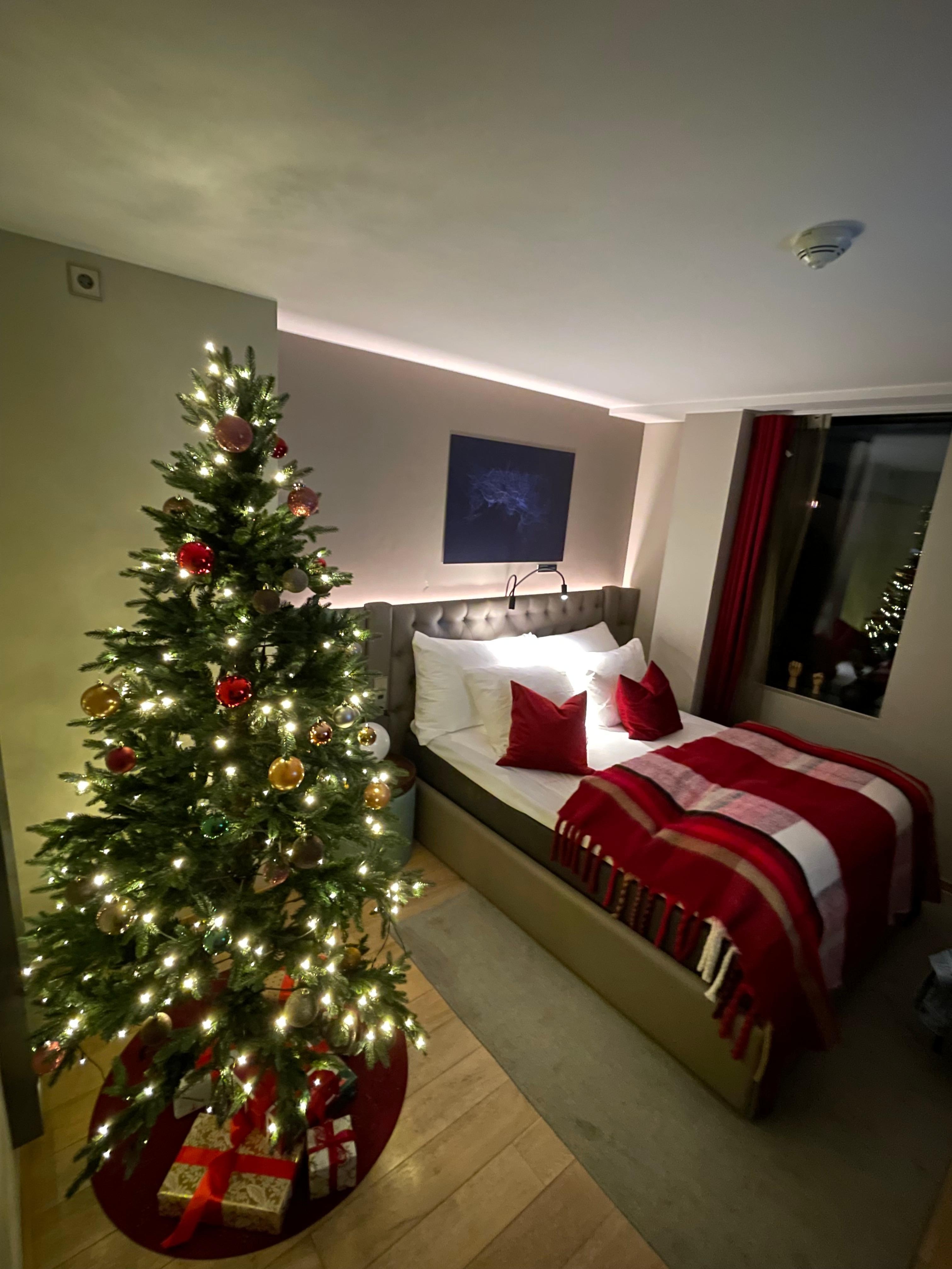 Weihnachtliche Dekoaration des Standard Zimmers