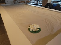 ロビーにあるアクティビティの1つ。自由な発想で自分の思い通りに枯山水を表現できます