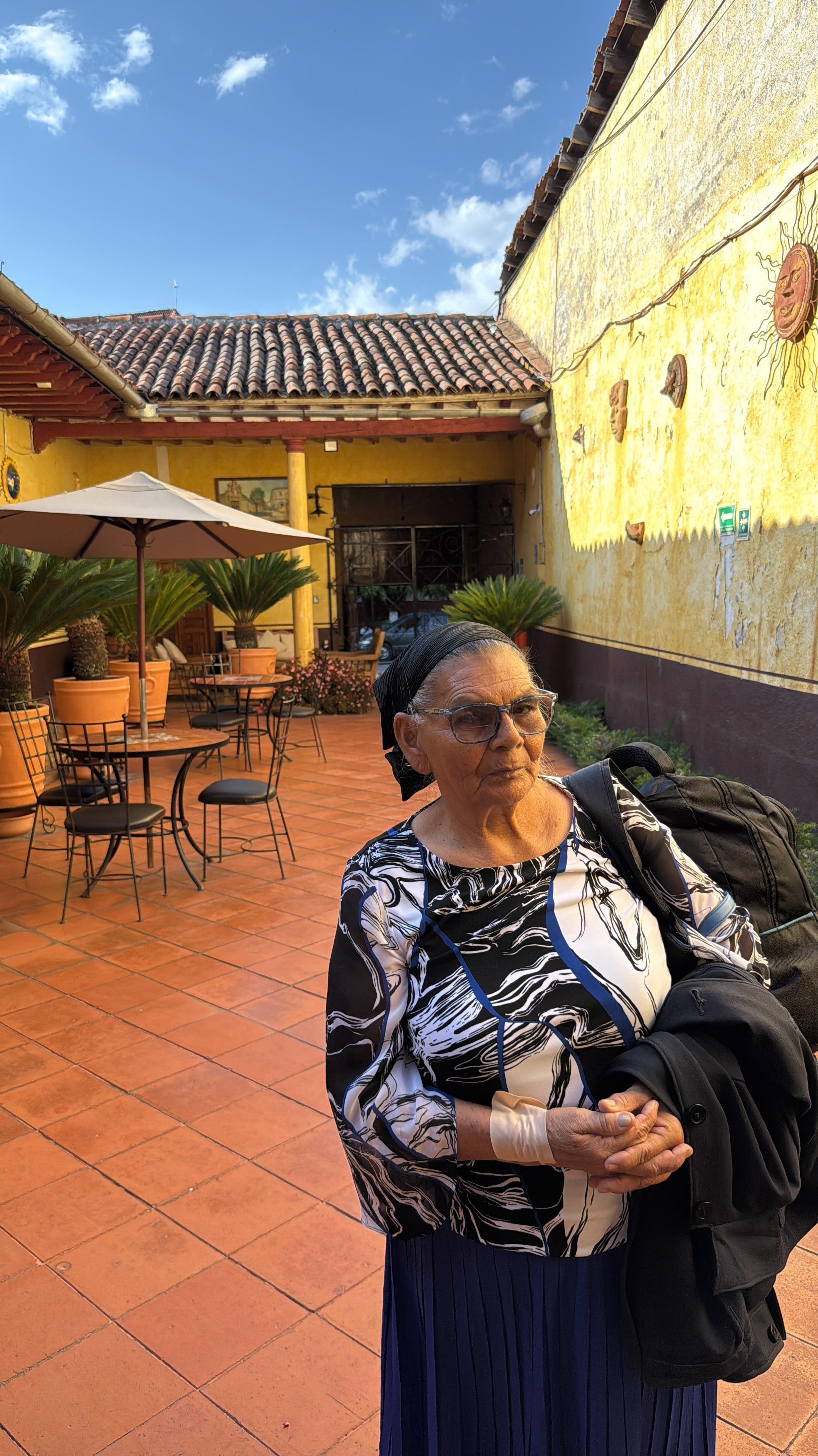 Las habitaciones de la entrada tienen unas mesitas en la patio