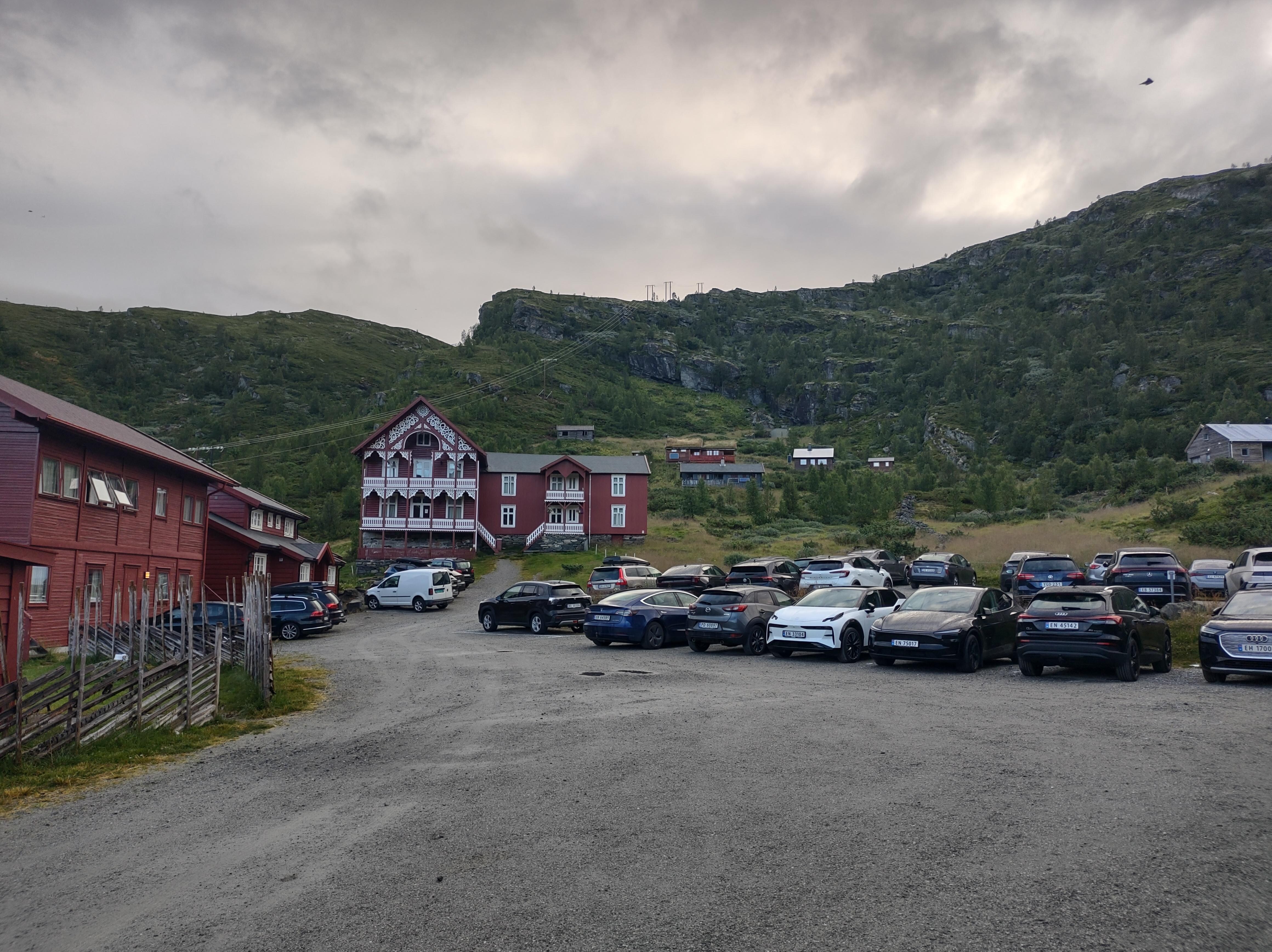 Det er op ad bakke fra receptionen til sveizerhytten hvor vores værelser var.