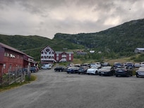 Det er op ad bakke fra receptionen til sveizerhytten hvor vores værelser var.