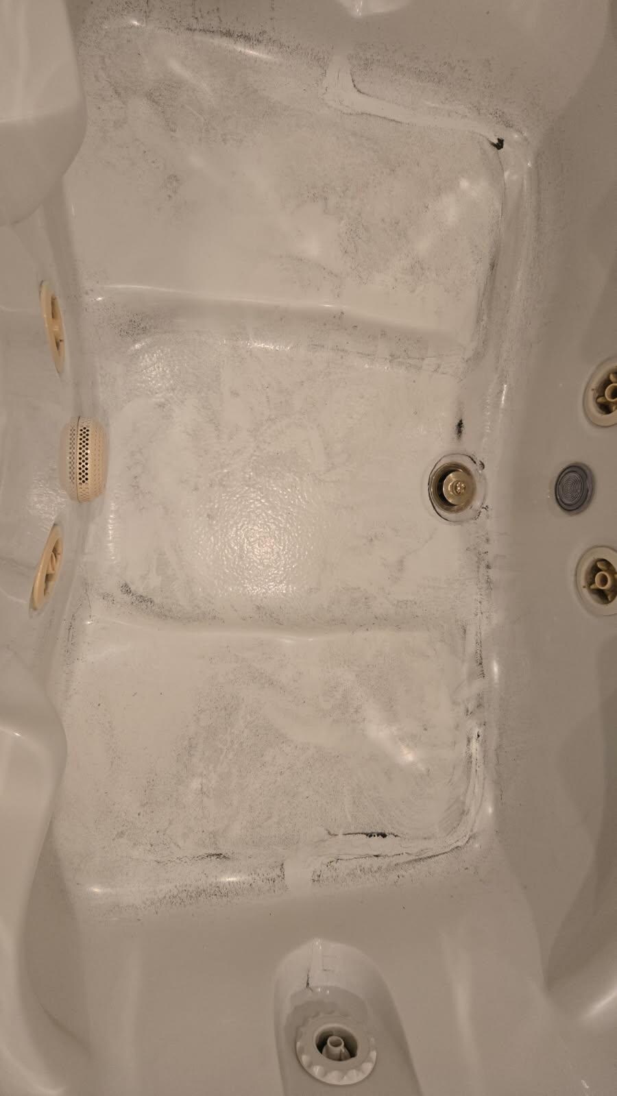 The Jacuzzi tub after we turned the Jets on and then drain the water out. 🙁