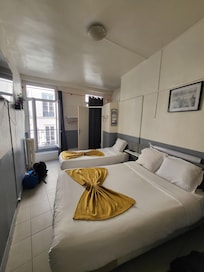 Raum, sehr eng, kein Schrank, hinter der Abtrennung Toilette und Dusche