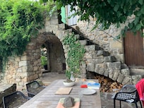 Très belle terrasse avec une vue étendue, tout devait être porté en bas de cet escalier de la cuisine si nous voulions y manger.