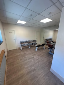 Rechte Seite des Fitnessstudios quasi ums Eck vom Eingang