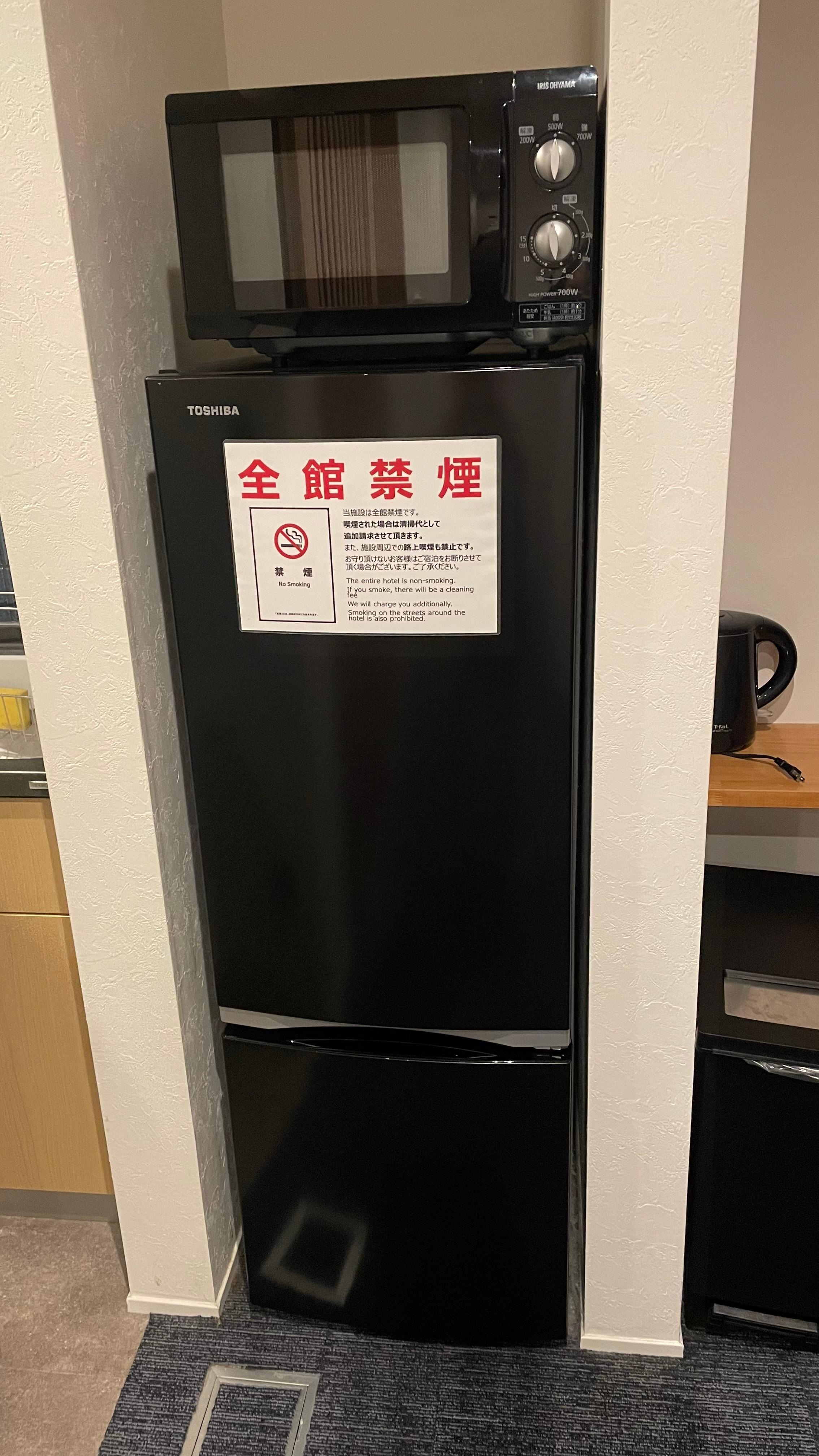 廚房區餐盤數量還可以，沒有提供抹布，還有一個平底鍋跟小湯鍋，但是上面很多刮痕，還有一個燒焦的大湯鍋