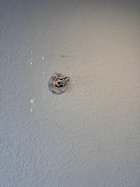 Offene Abzweigdosen und Leitungsenden an allgemein zugänglichen Bereichen.