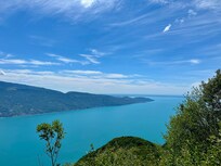Aussicht auf den Gardasee von der Terrasse bei Tag.