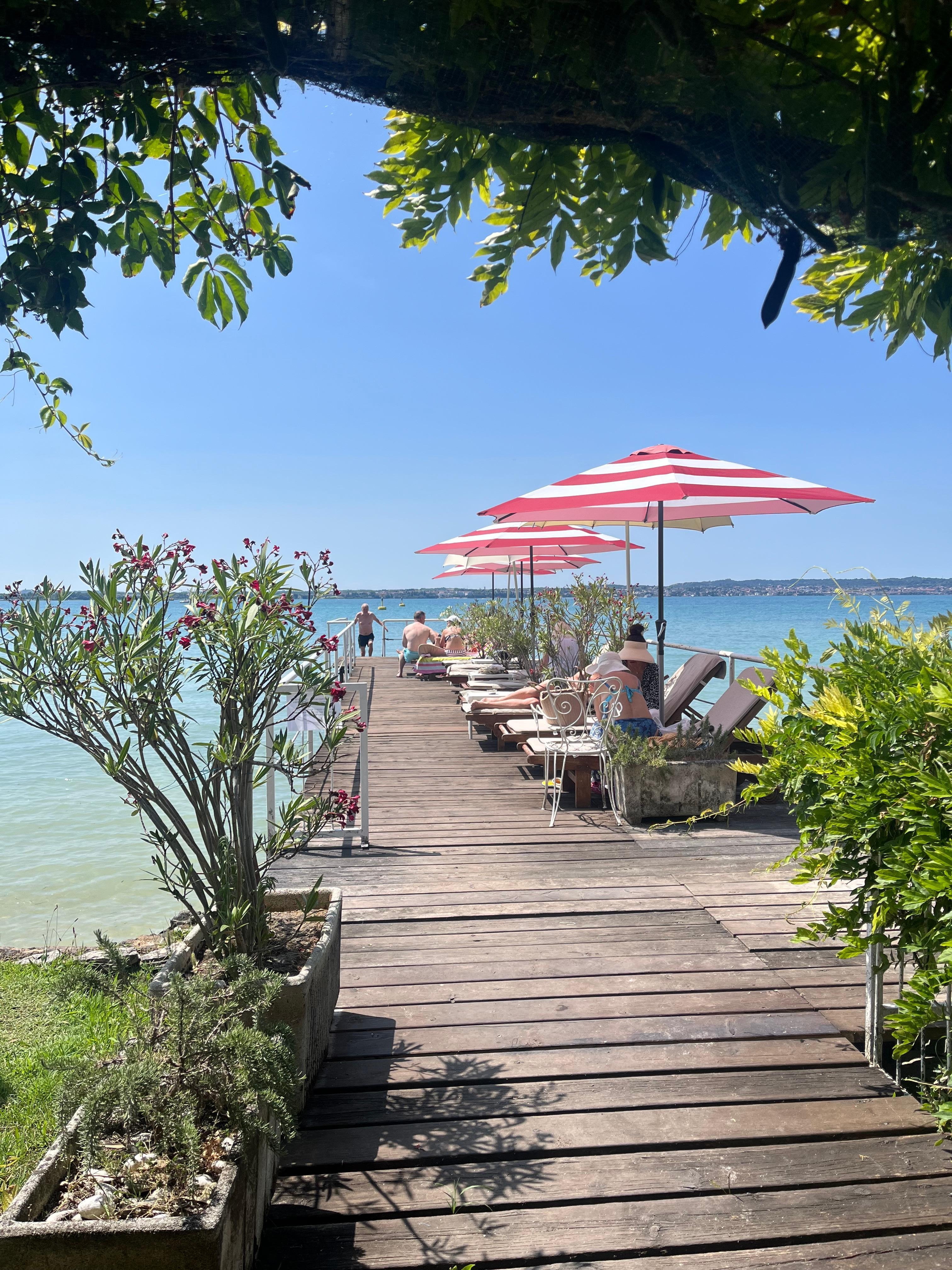 Hotellets badplats vid sjön. 