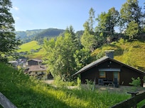 Weitläufige Anlage mit kostenlosen Parkplätzen rund ums Haus