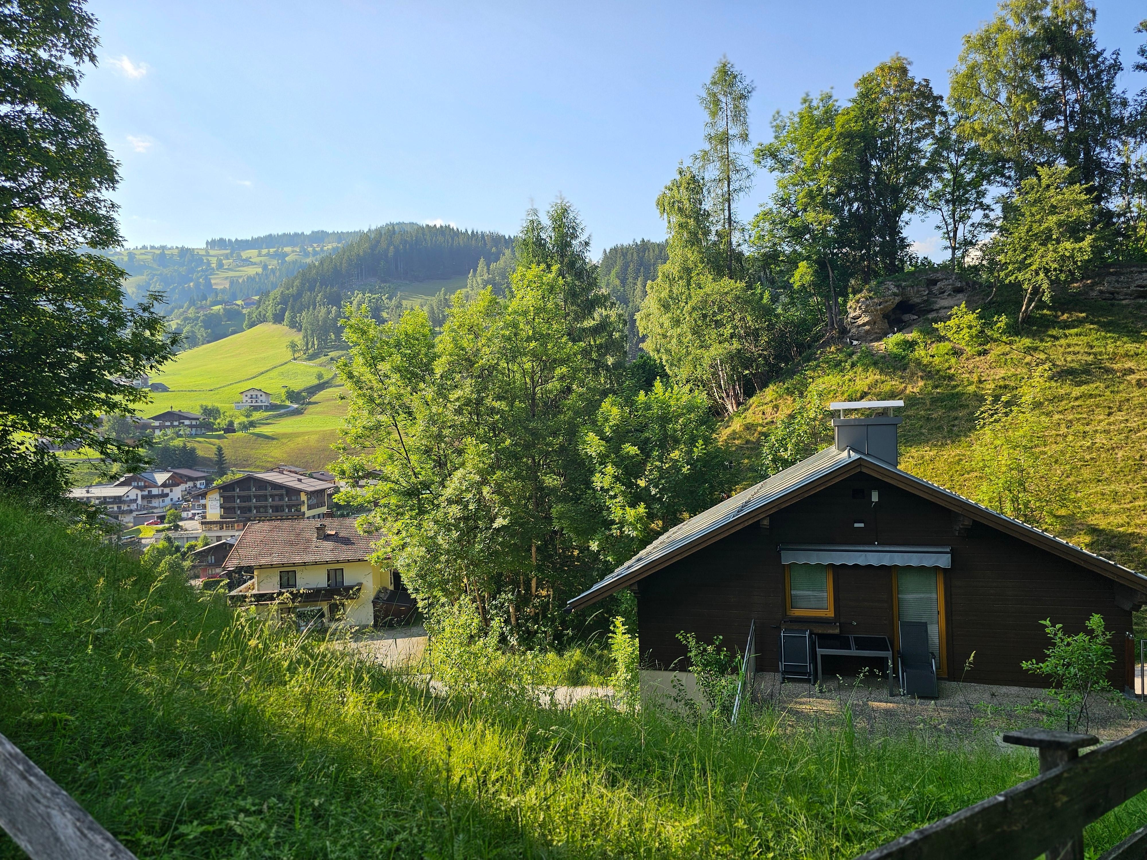 Weitläufige Anlage mit kostenlosen Parkplätzen rund ums Haus