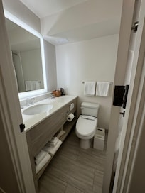 Extrem enges Badezimmer mit Badewannendusche