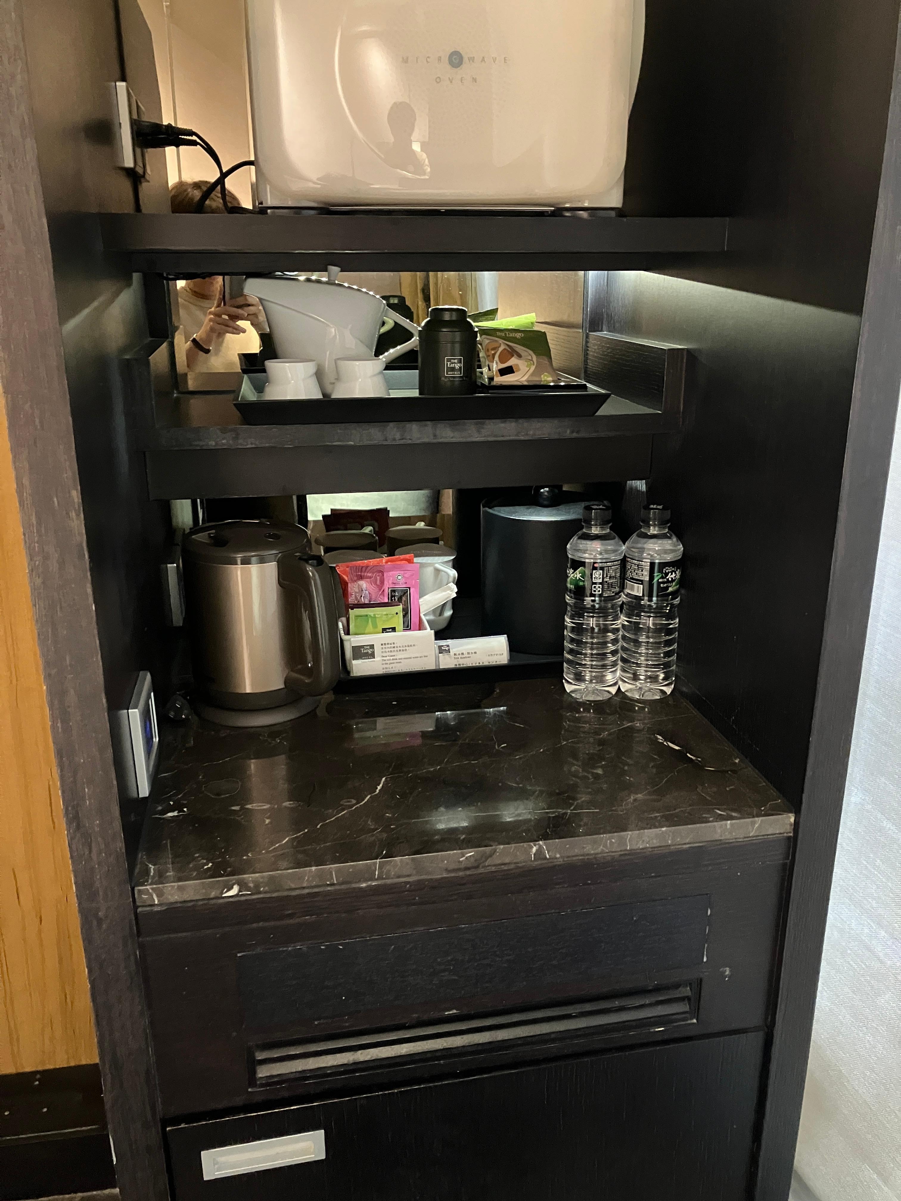 ミニバー
お茶やお菓子などが一通り揃っていました。