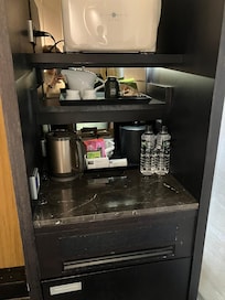 ミニバー
お茶やお菓子などが一通り揃っていました。