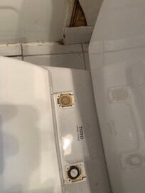 Broken tile at bathtub urine on broken clips