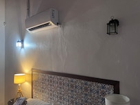 Poor lighting, different colors and even no lightbulbs installed