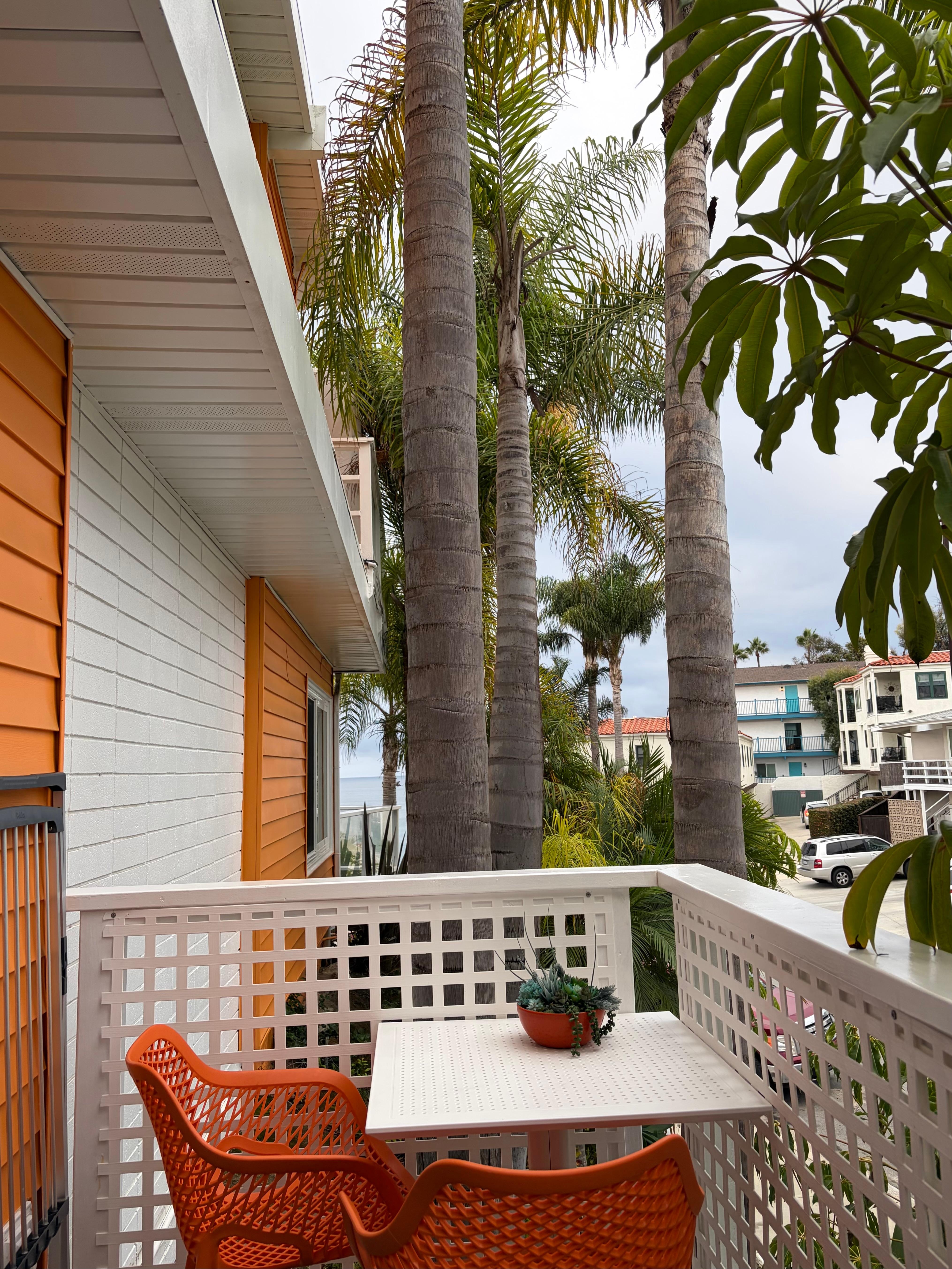 Towards the ocean on the balcony 