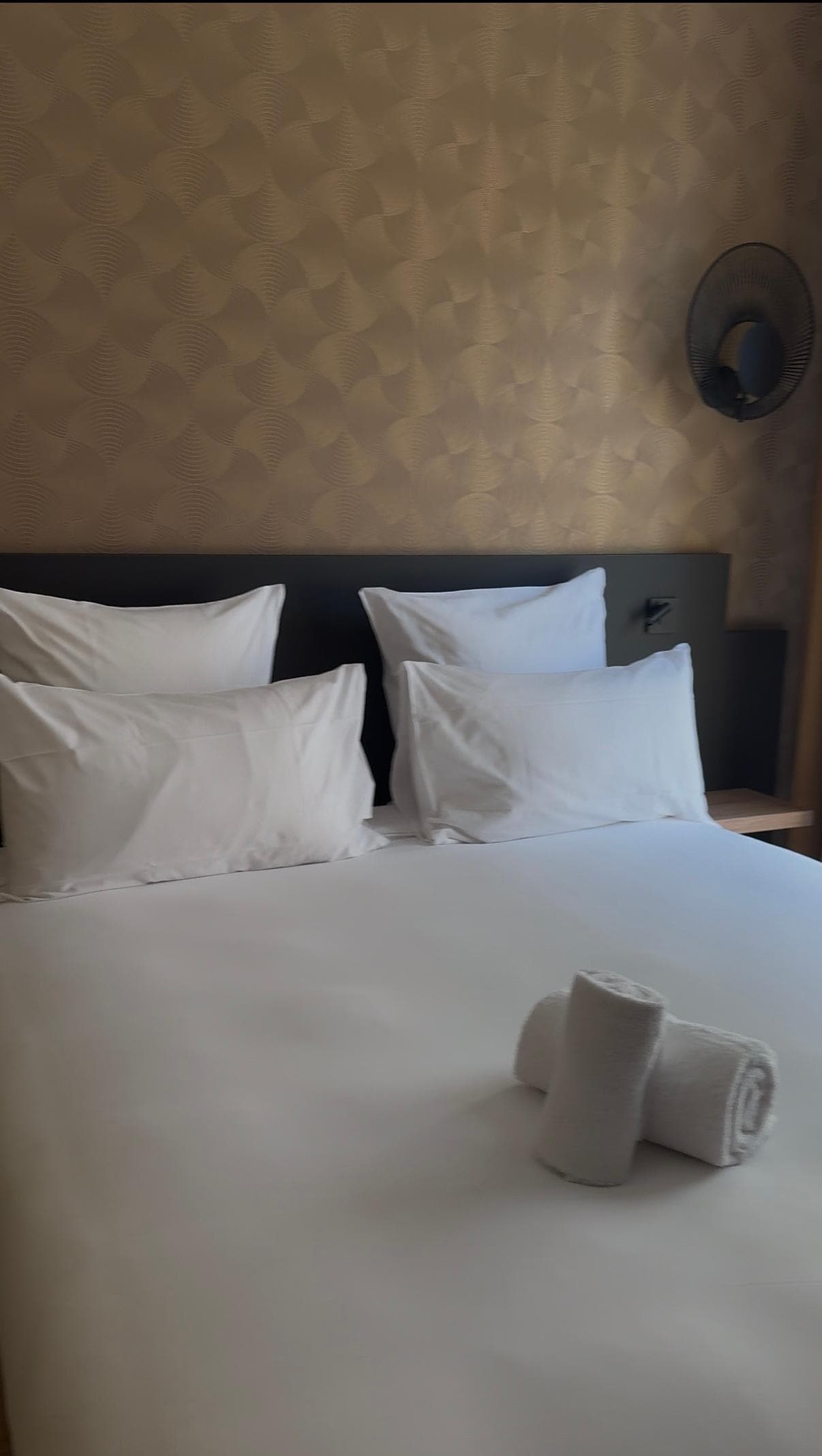 Double bed (QUEEN)