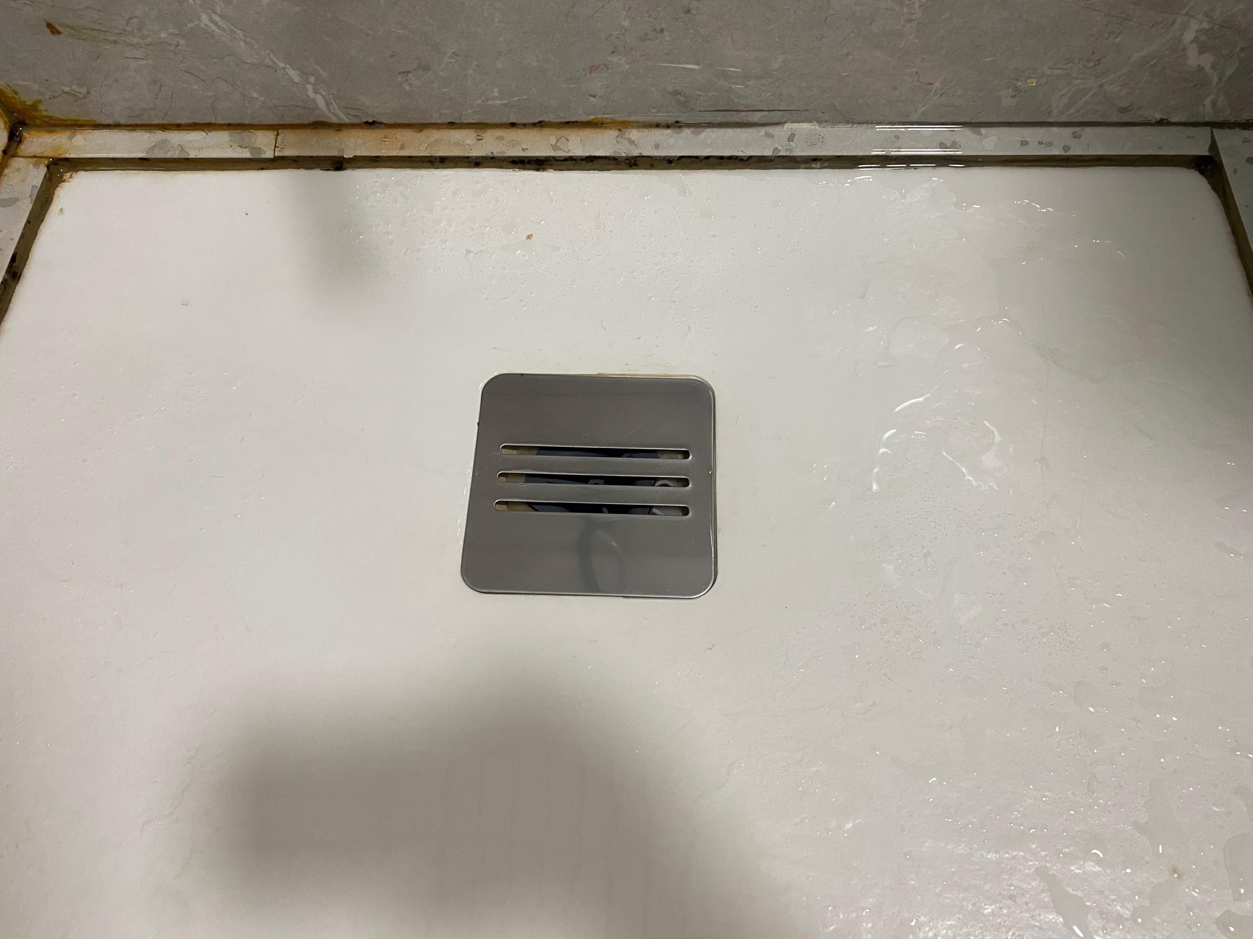 À droite après un coup de nettoyage à gauche état à notre arrivée. 