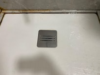 À droite après un coup de nettoyage à gauche état à notre arrivée.