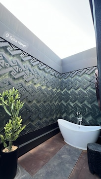 Room 10 came with an outdoor bathtub. It was amazing!