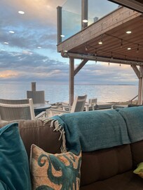 This huge window makes you feel waterside even when your relaxing inside