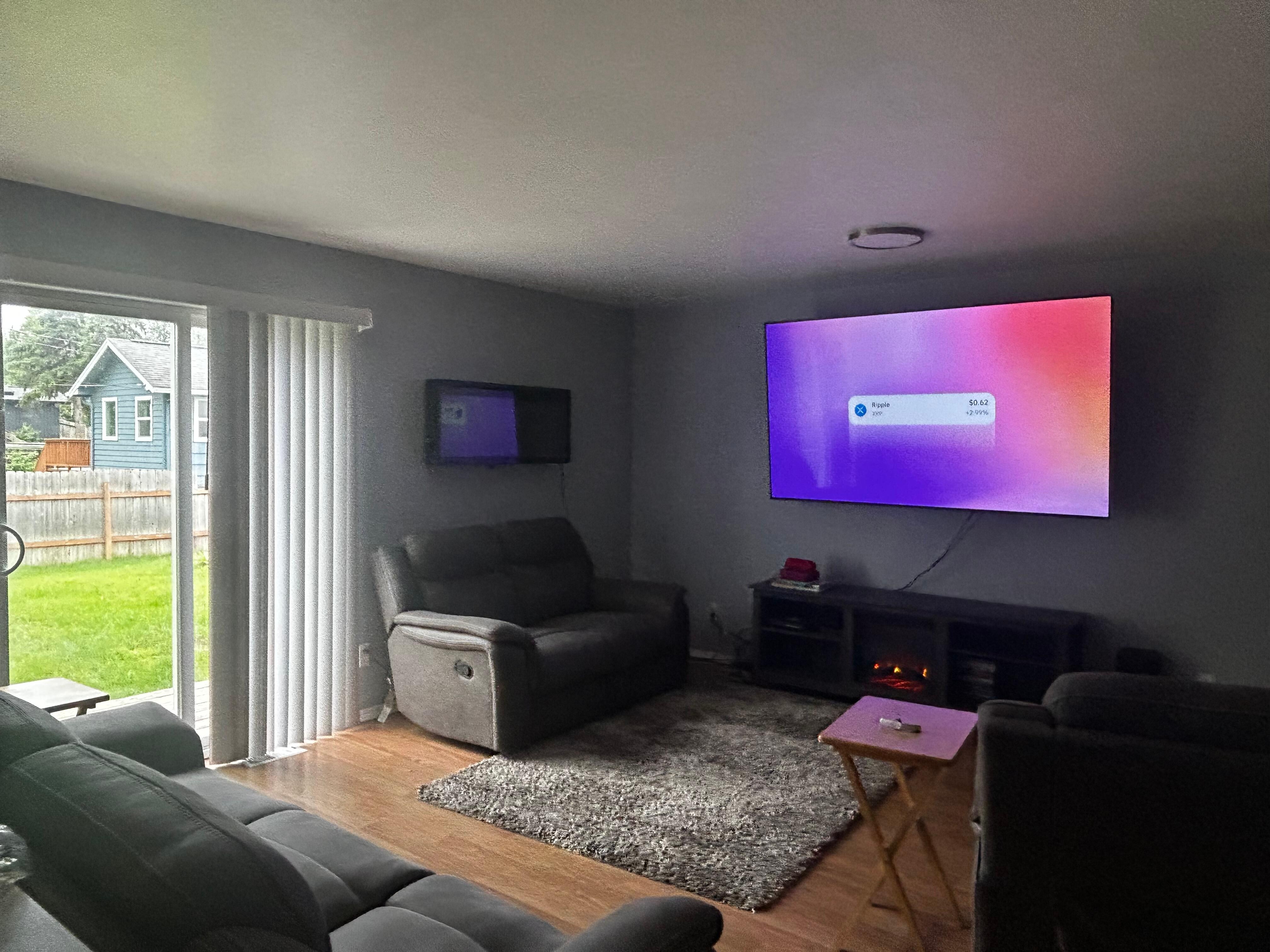 Living room w large flat screen 