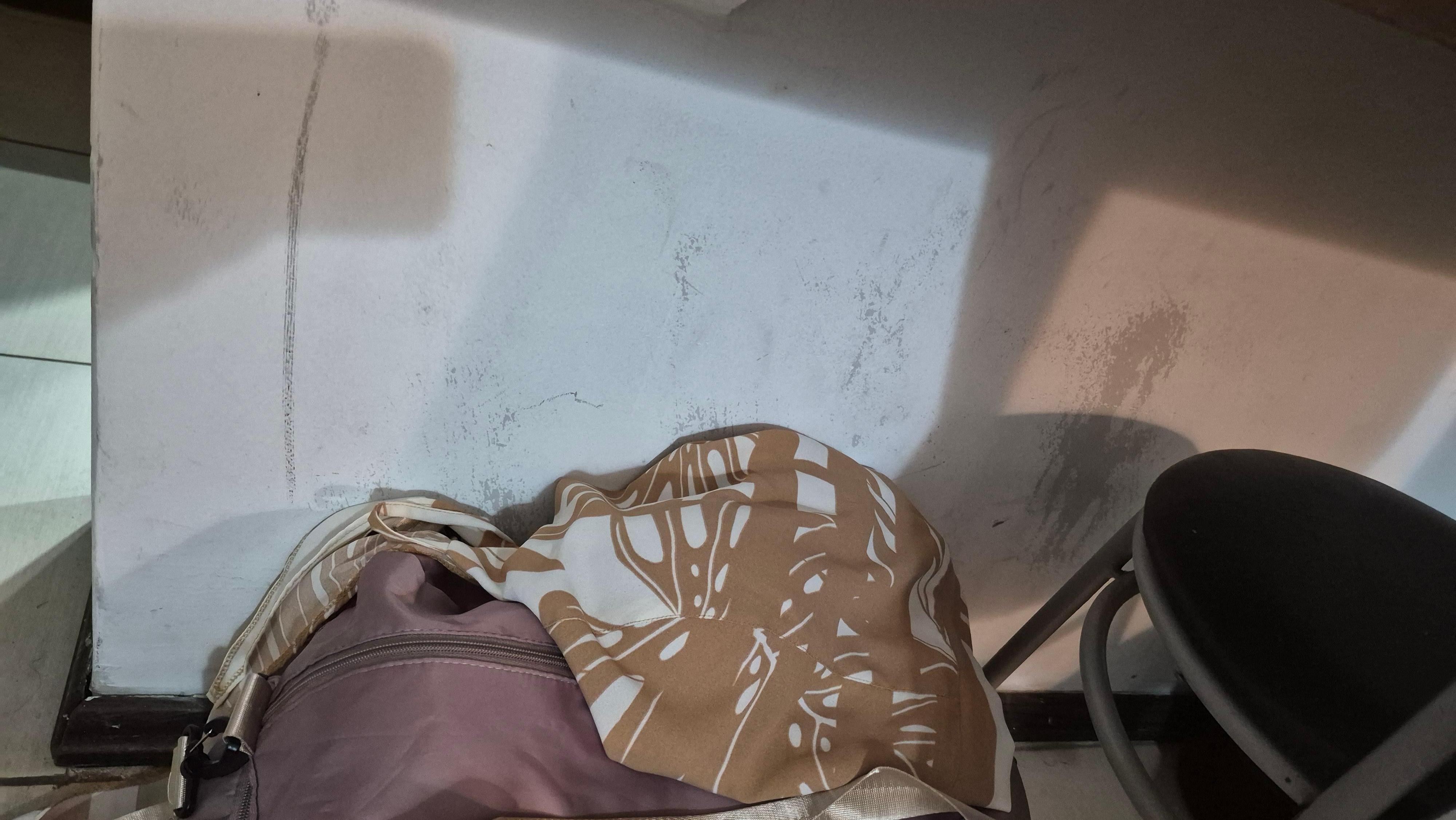 Paredes sujas, mal cuidadas .